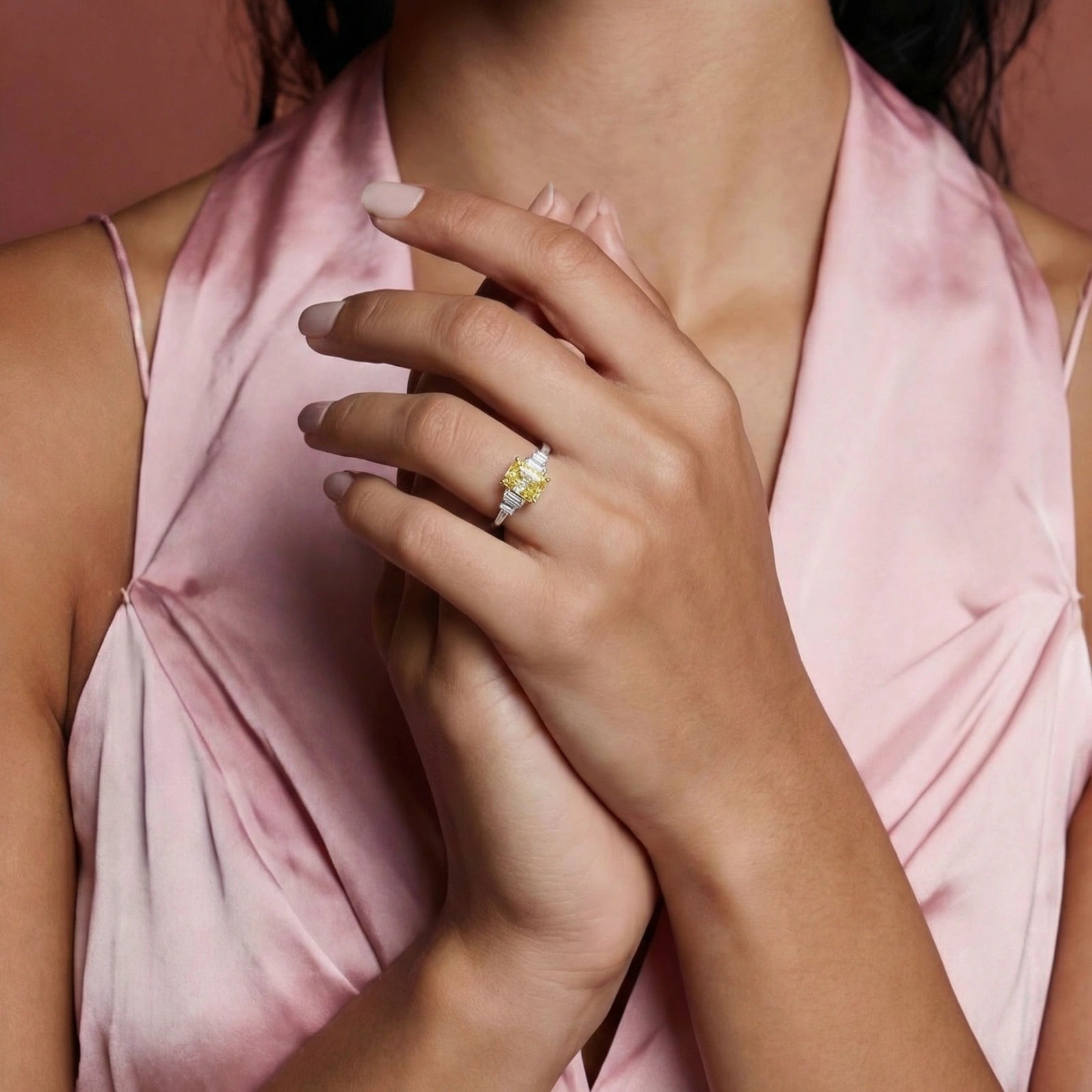 Anillo Soberano del Atardecer con Moissanita