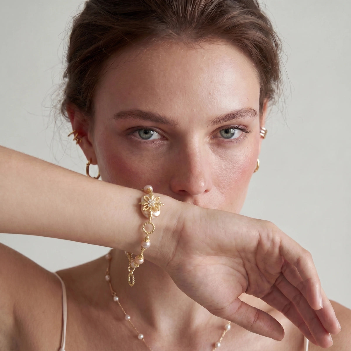 Pulsera Floral de Perla Barroca